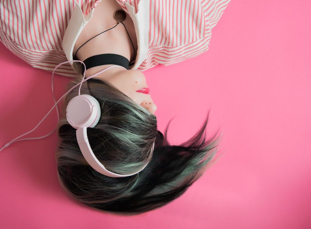 Mujer escuchando música con auriculares