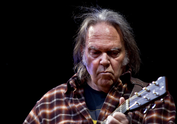 Neil_Young problemas auditivos