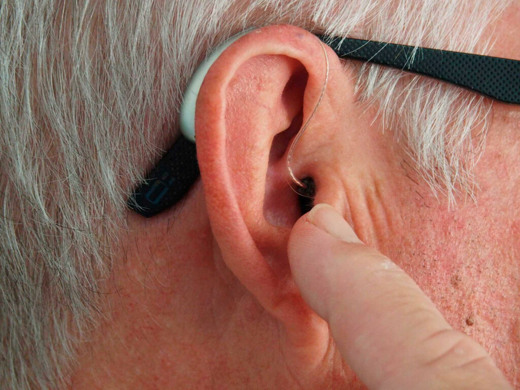 Cómo funcionan los audífonos para sordos